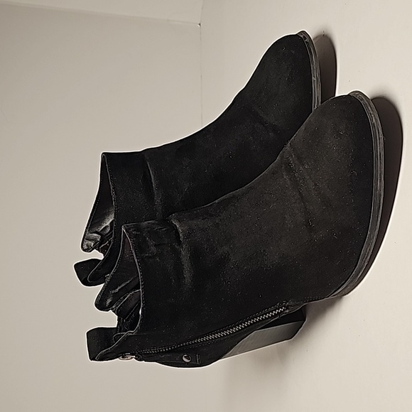 Torrid Booties Ankle Boots Side Zip Heel Black Faux Leather Round Toe Comfy 10 W - Picture 1 of 16